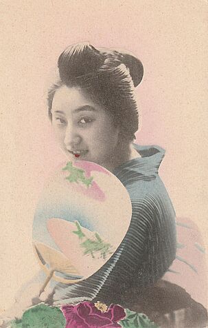 Geisha mit Uchiwa-Fächer
