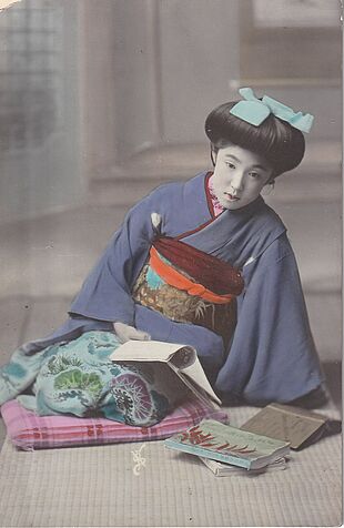 Lesendes Mädchen auf Tatami-Boden