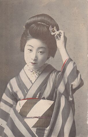 Geisha mit gestreiftem Kimono