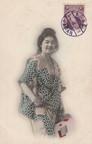 Japanerin in freizügigem Kimono